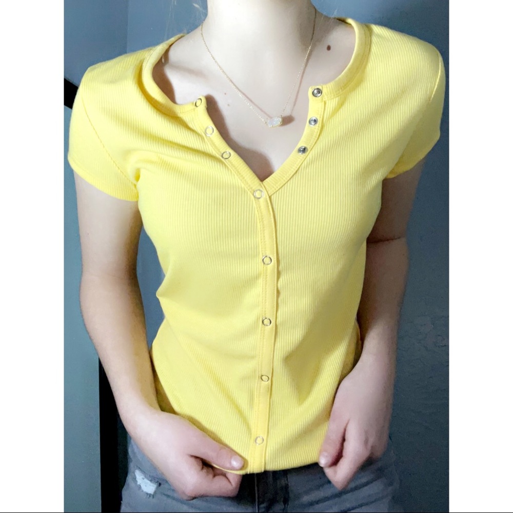 Rue 21 yellow button up top in a size medium. In great condition.